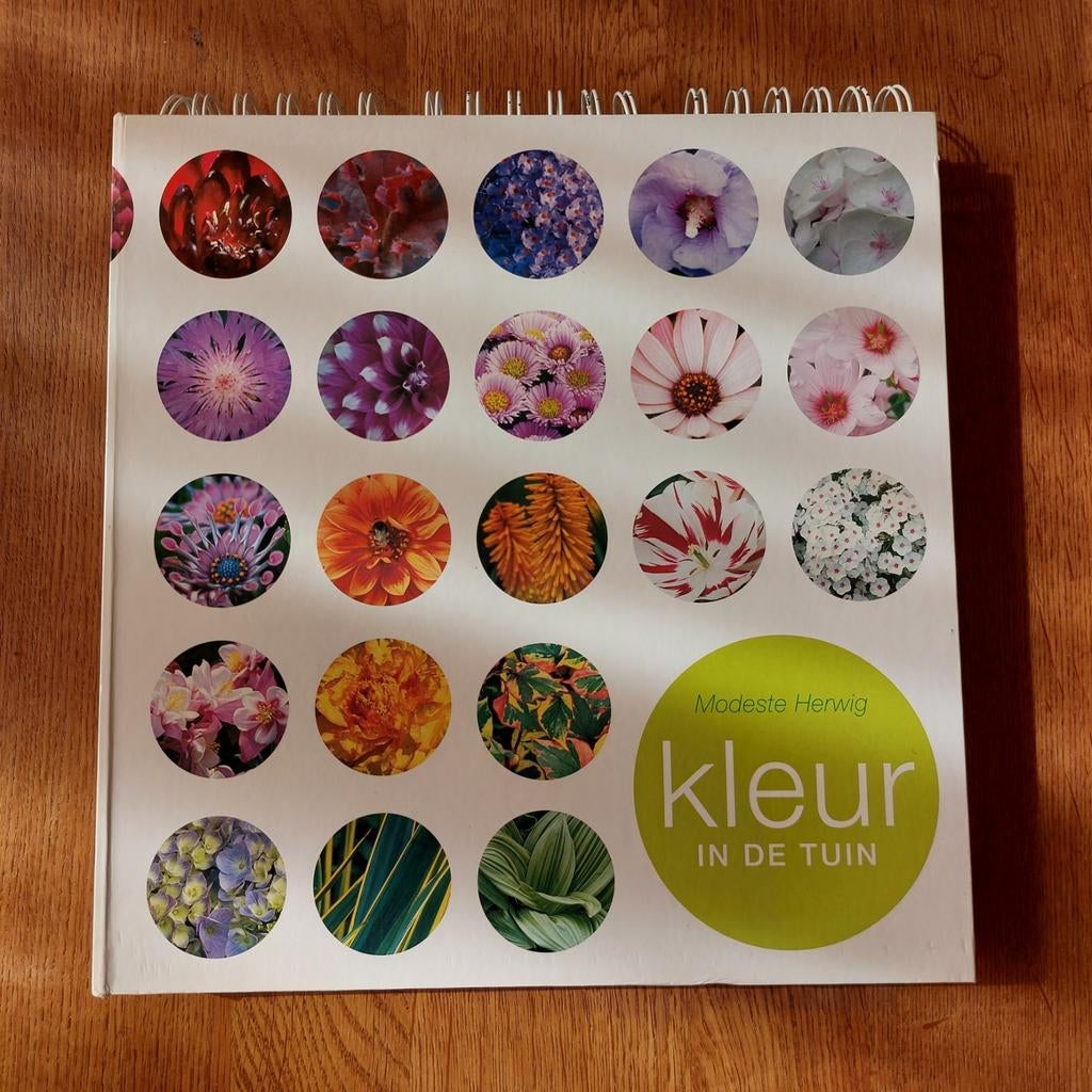 Kleur in de tuin - Modeste Herwig, Boeken, Wonen en Tuinieren, Ophalen of Verzenden, Zo goed als nieuw, Modeste Herwig, Tuinieren en Tuinplanten
