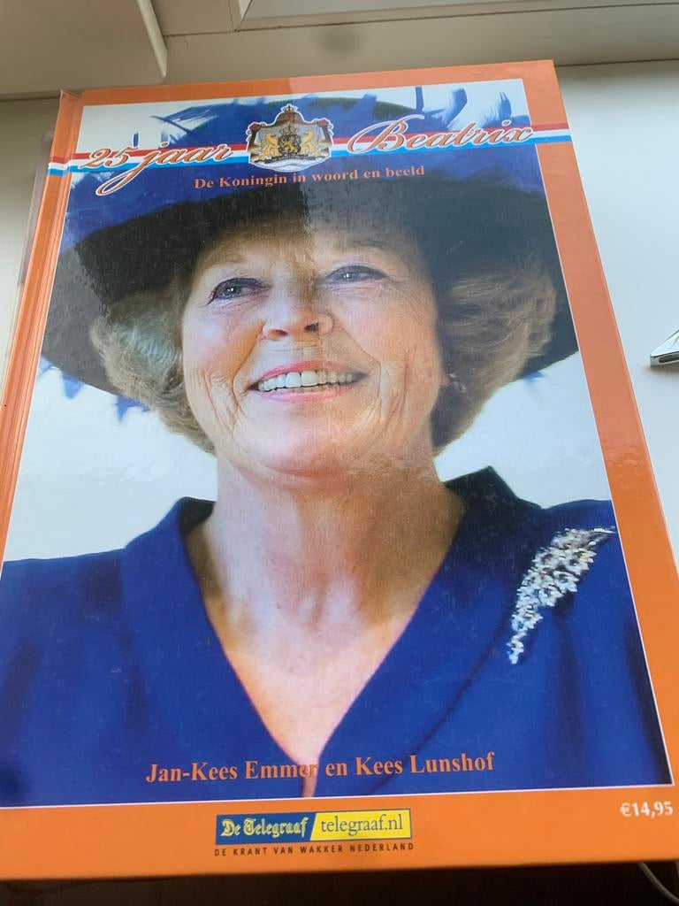 25 Jaar Beatrix - De Koningin in woord en beeld, Ophalen of Verzenden, Zo goed als nieuw, Nederland, Tijdschrift of Boek