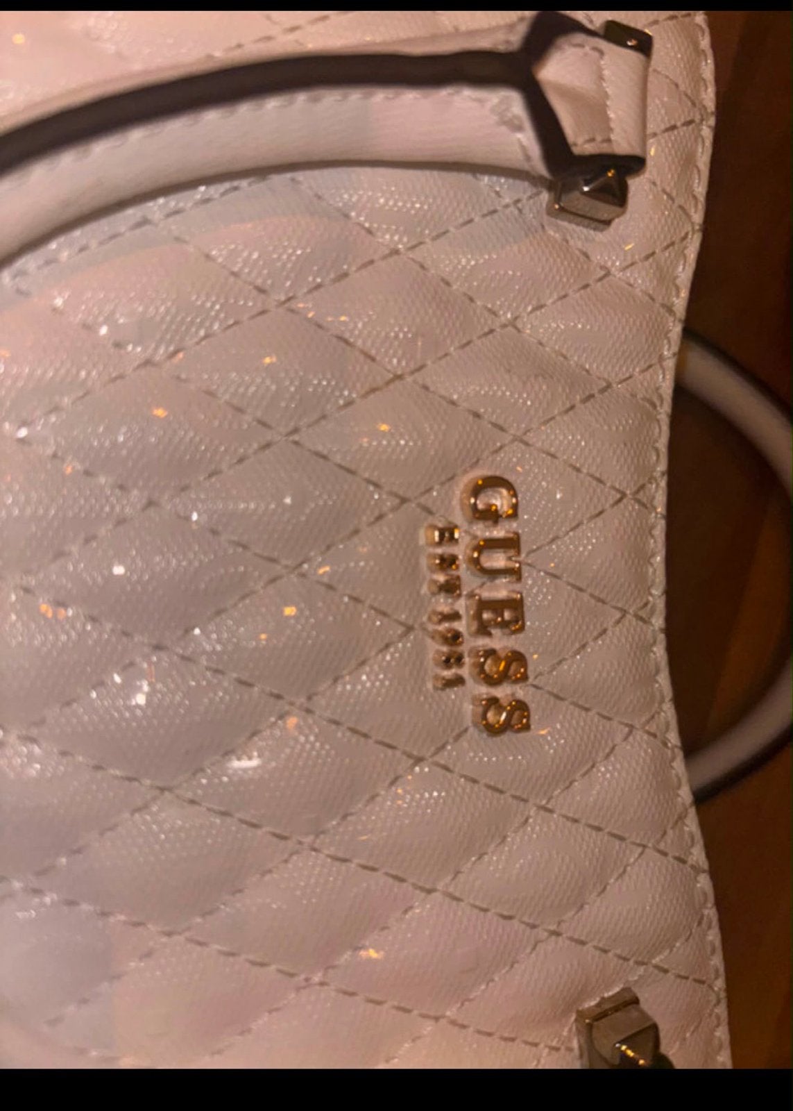 Guess handtas wit met gouden details, Sieraden, Tassen en Uiterlijk, Tassen | Damestassen, Verzenden, Nieuw, Wit, Handtas