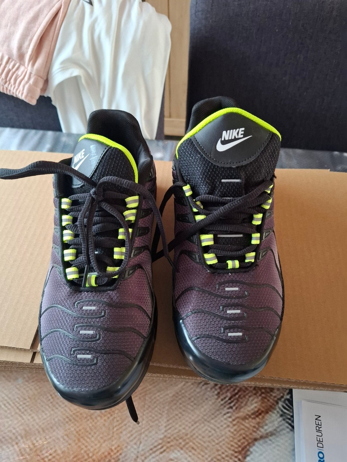 Nike Sneakers Maat 40 - Zwart/Paars met Neon Details, Kleding | Dames, Schoenen, Ophalen of Verzenden, Zo goed als nieuw, Overige kleuren