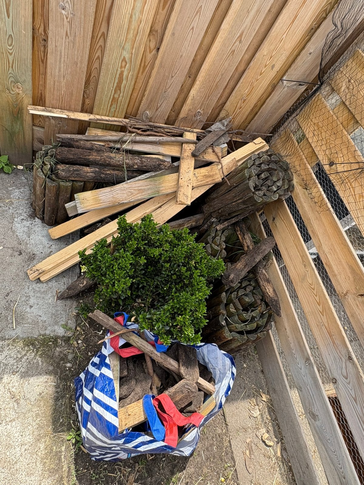 Resthout wegens verandering tuin. Gratis!, Tuin en Terras, Haardhout, Minder dan 3 m³, Ophalen
