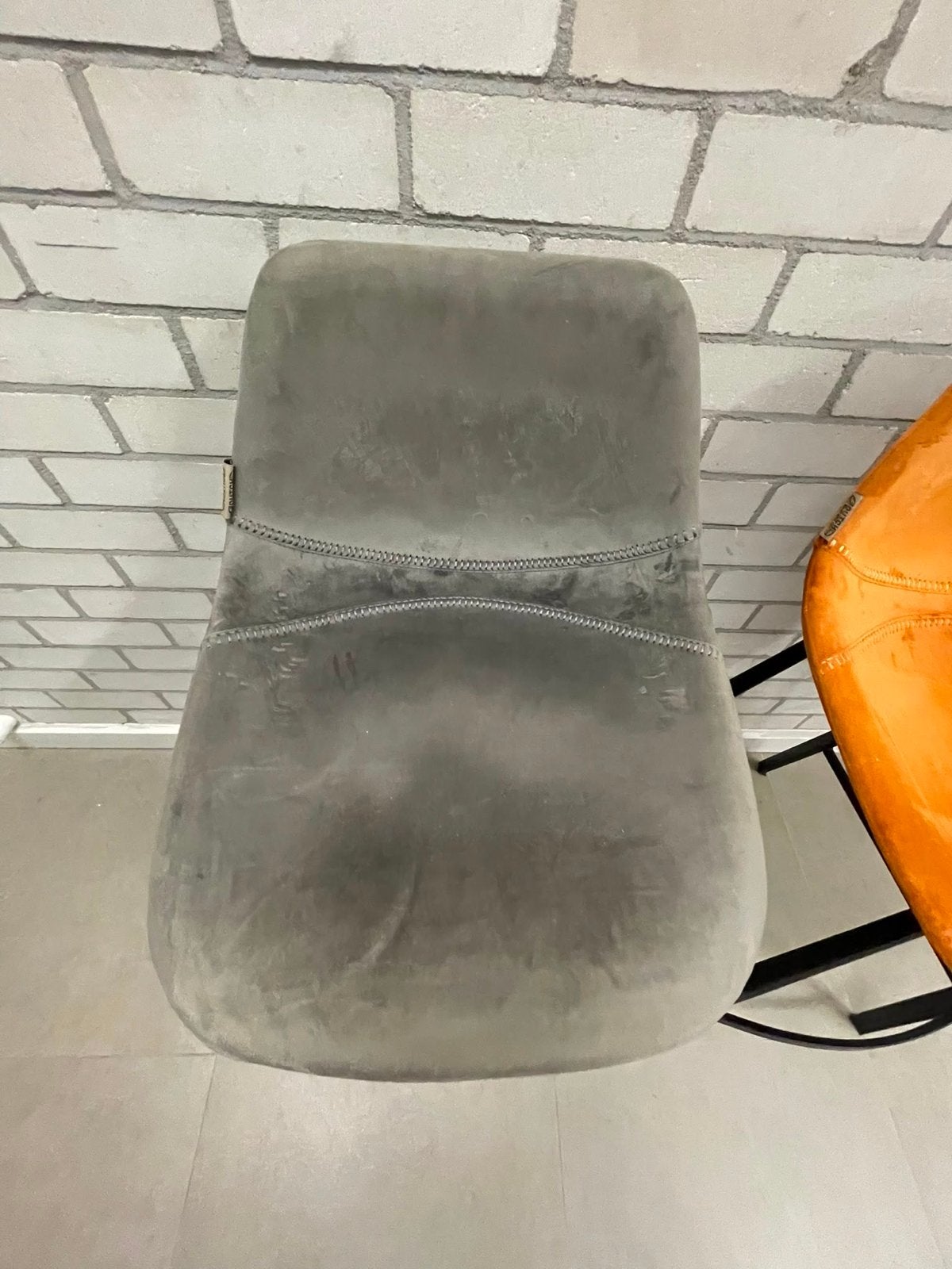 Set van 2 barkrukken Dutch Bone - grijs en oranje, Ophalen, Gebruikt, Met voetsteun, 90 cm of meer