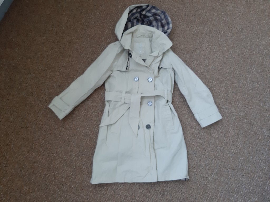 prachtige beige trenchcoat Young Ladies Collection maat 116, Ophalen, Meisje, Young Ladies Collection, Zo goed als nieuw