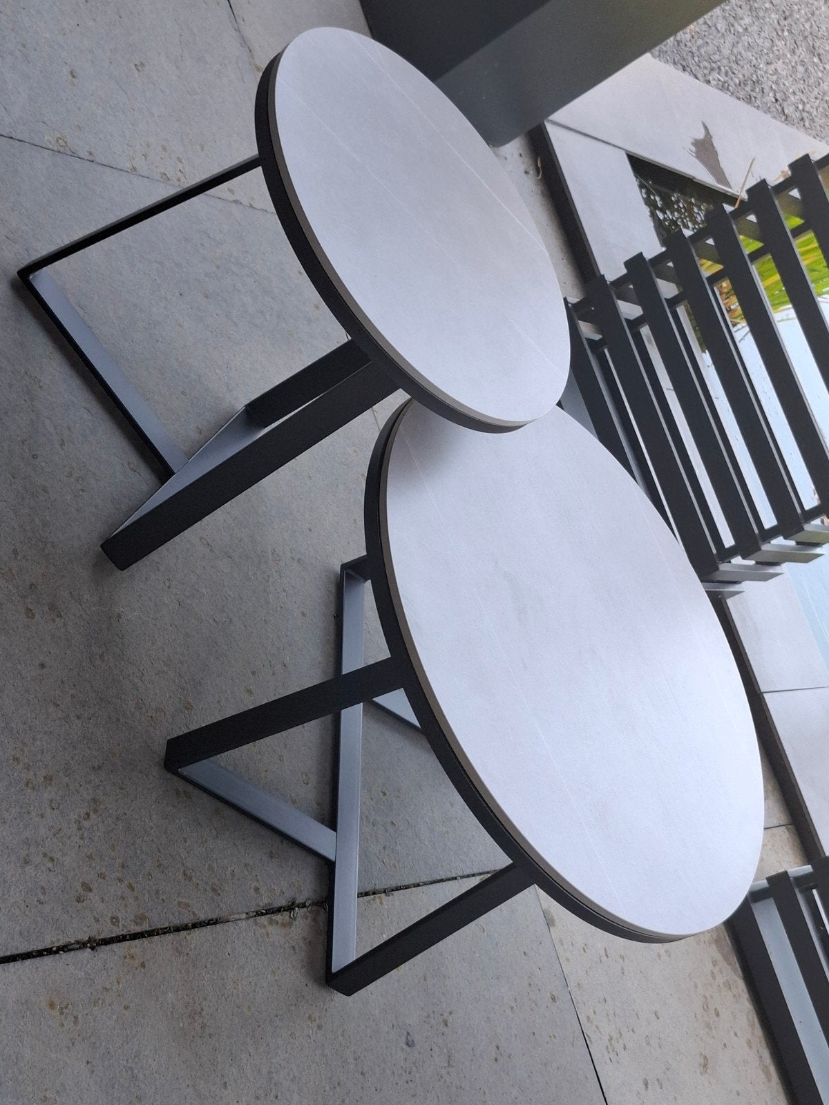 Set van 2 ronde salontafels, NIEUW grijs met zwart onderstel, Ophalen of Verzenden, Rond