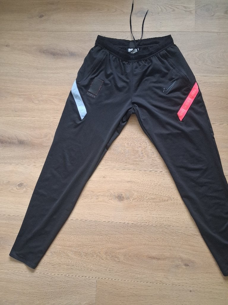 Nike Korea Trainingsbroek Zwart Maat M, Maat 48/50 (M), Zwart, Nike, Ophalen of Verzenden