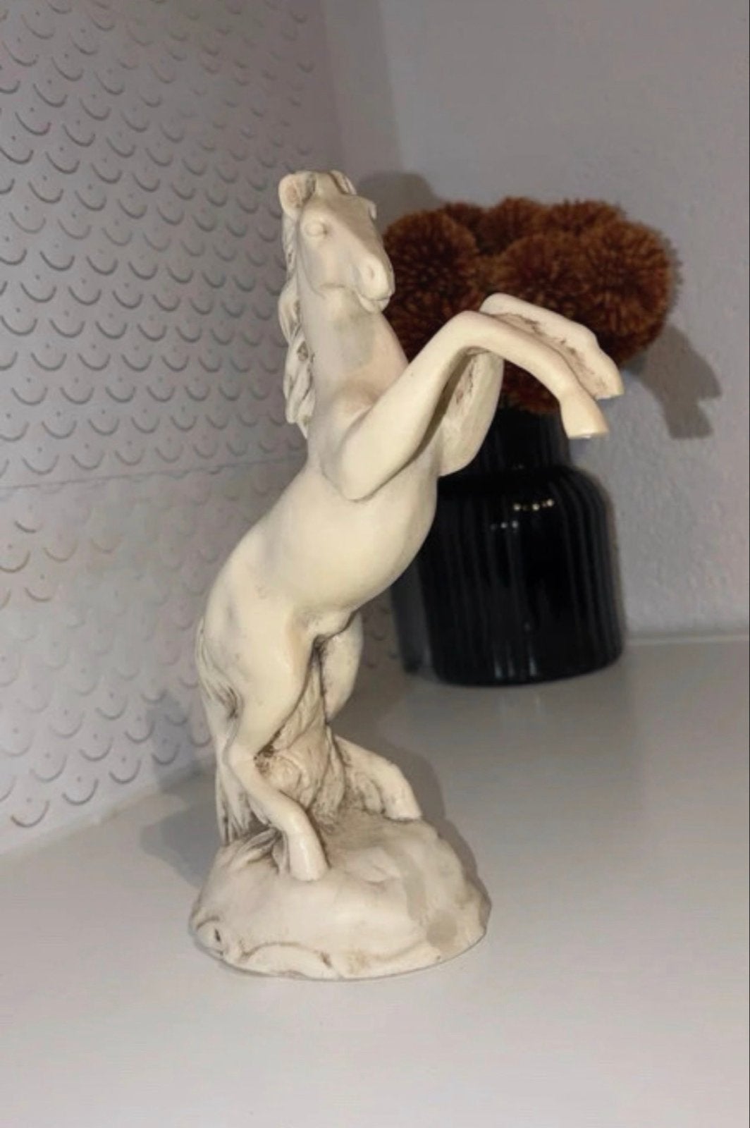 Vintage Italiaans beeld van steen of keramiek - steigerend p, Ophalen of Verzenden, 20 - 50 cm, Steen of Keramiek, Beeld