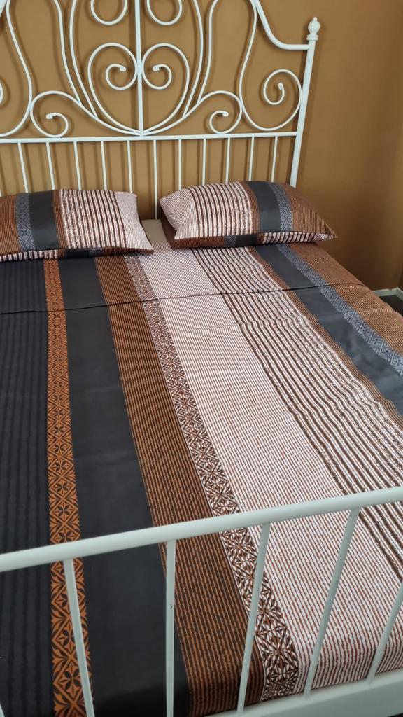 IKEA tweepersoonsbed met sierlijk metalen frame, Ophalen, Gebruikt, Wit, Tweepersoons
