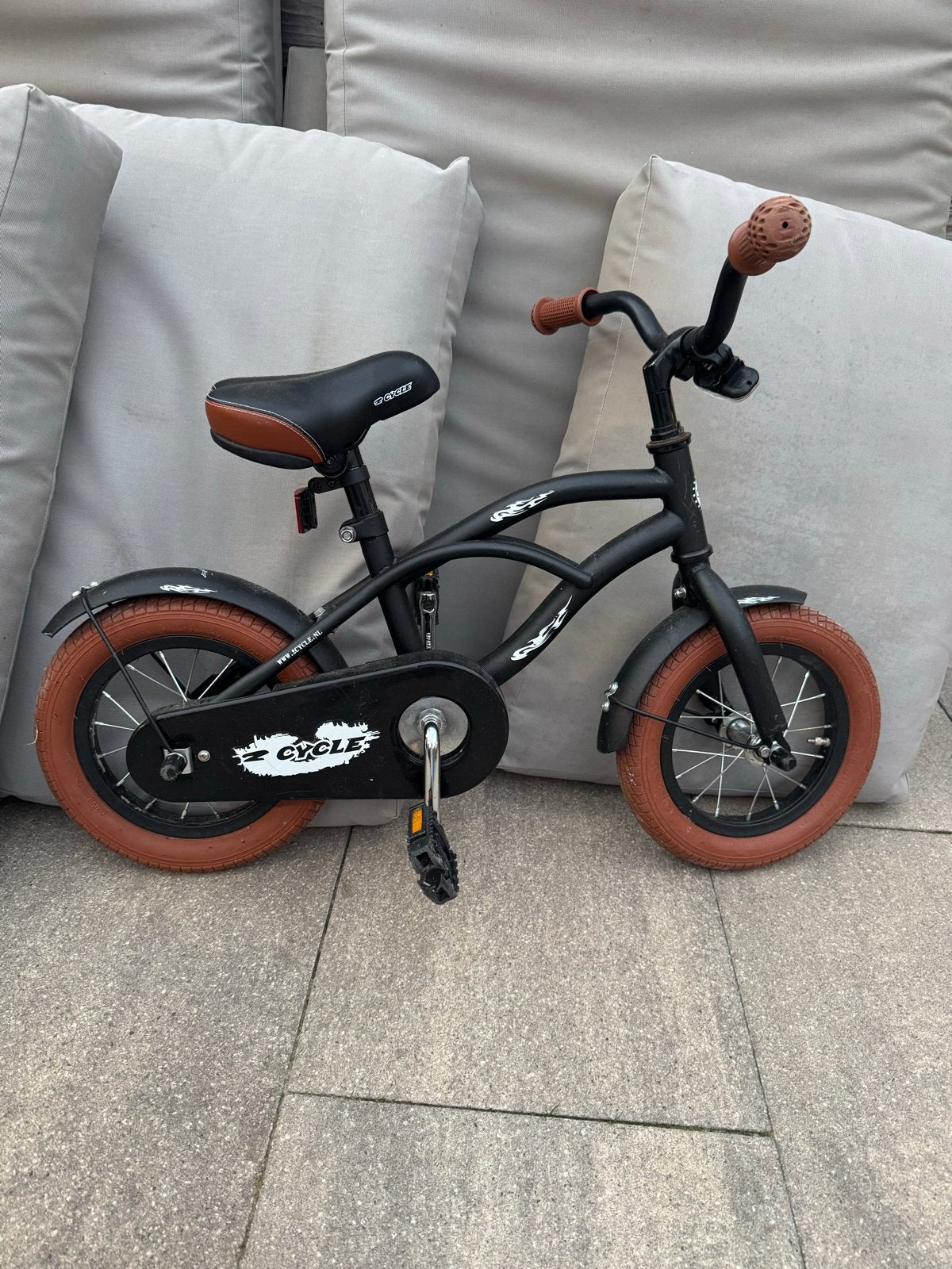 12” Kinderfiets zwart inclusief zijwieltjes, Fietsen en Brommers, Ophalen, Terugtraprem, Zijwieltjes, Gebruikt