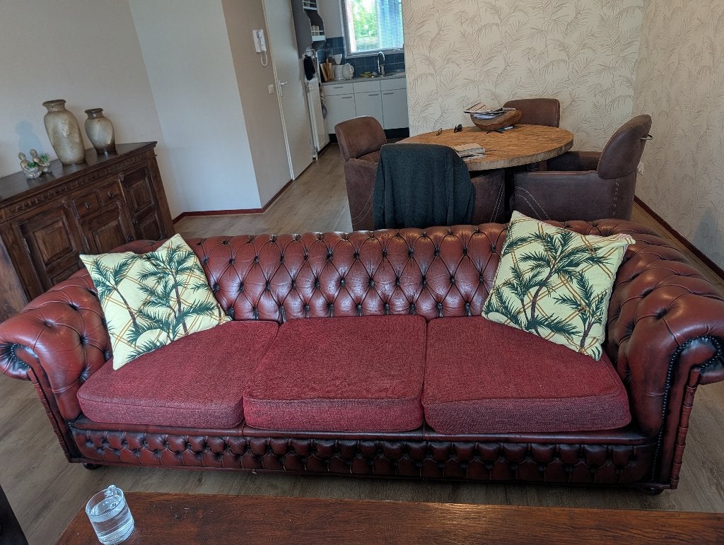 Klassieke Chesterfield bank. Oxblood rood leer, Ophalen, Gebruikt, Driepersoons, Rechte bank