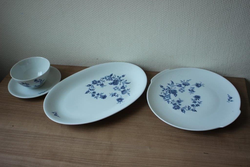 Serveerschalen wit met blauwe bloemen, Gebruikt, Ophalen of Verzenden, Schaal of Schalen, Overige stijlen