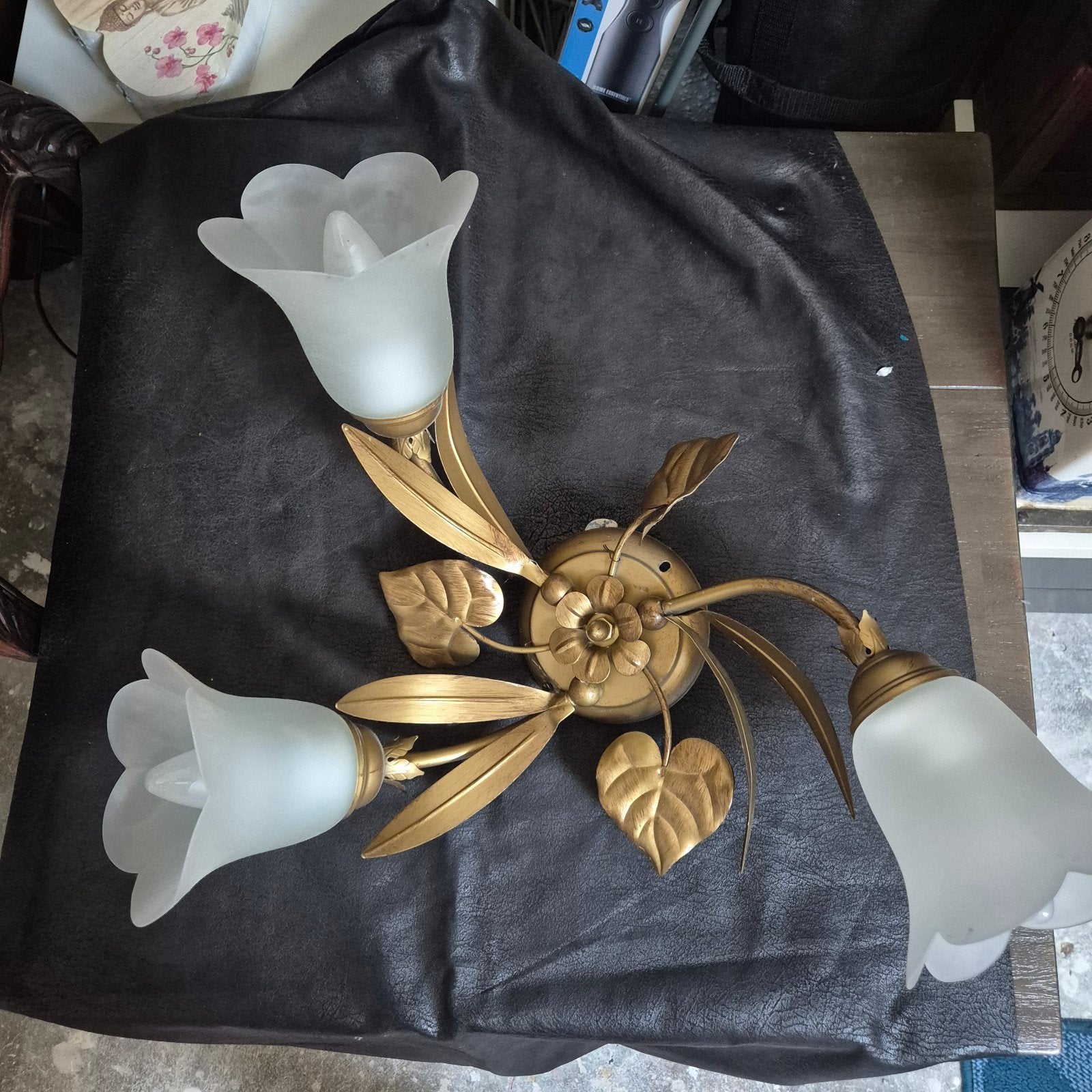 Vintage Plafondlamp met 3 Glazen Kappen en Gouden Bladeren, Ophalen, Gebruikt, E14 (klein), Vintage, Klassiek, Bloemen