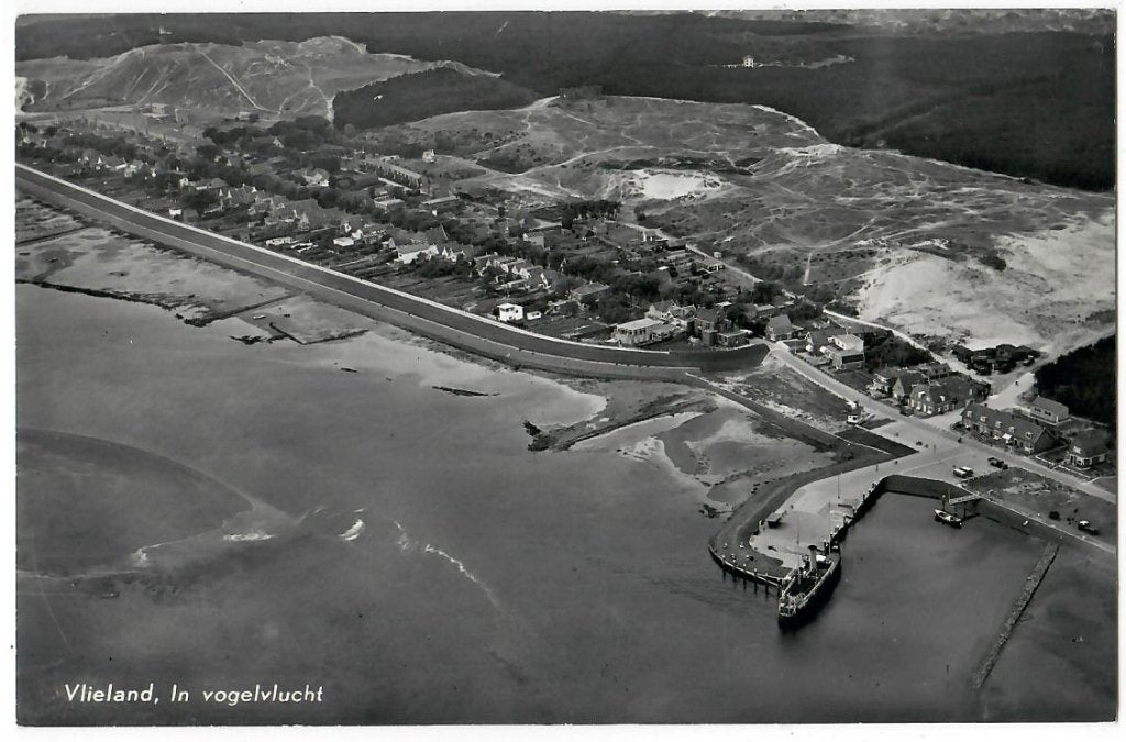Vlieland in vogelvlucht, Verzamelen, Verzenden, 1940 tot 1960, Ongelopen, Waddeneilanden