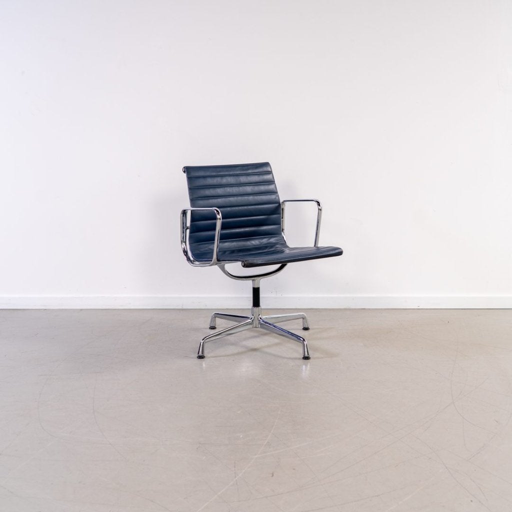 Vitra Eames EA 108 Stoel Donkerblauw Leer - Chroom, Niet ingevuld, Zo goed als nieuw, Niet ingevuld, Niet ingevuld