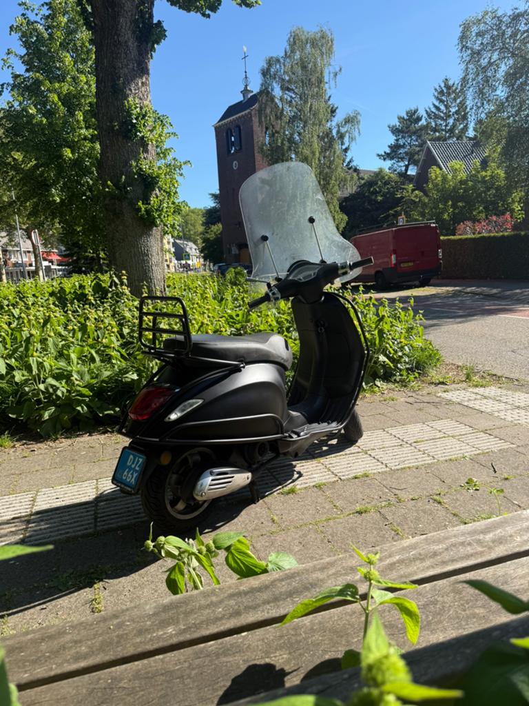 Vespa primavera 2017 16.000 km - Mat Zwart, Fietsen en Brommers, Scooters | Vespa, Ophalen of Verzenden, Gebruikt, Benzine, Vespa LX