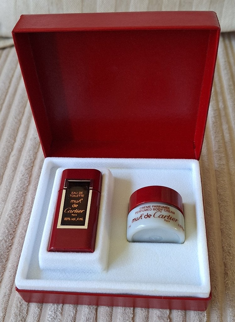 Cartier Must de Cartier Eau de Toilette & Body Cream Set, Ophalen of Verzenden, Nieuw, Miniatuur, Gevuld