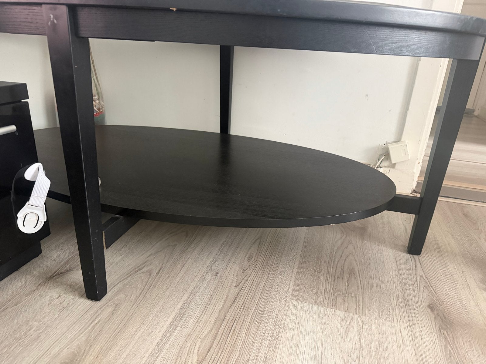 Zwarte ovale salontafel met glazen blad, Ophalen, Gebruikt, 100 tot 150 cm, 50 tot 100 cm