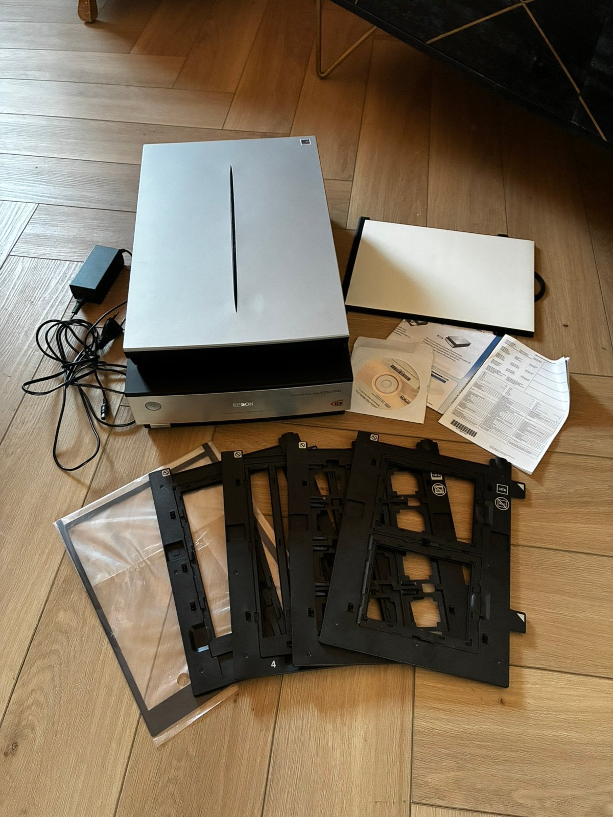 Epson V750 Pro met film maskers 35mm, dia, 120, 4x5, 8x10, Ophalen, Gebruikt, Flatbedscanner, MacOS