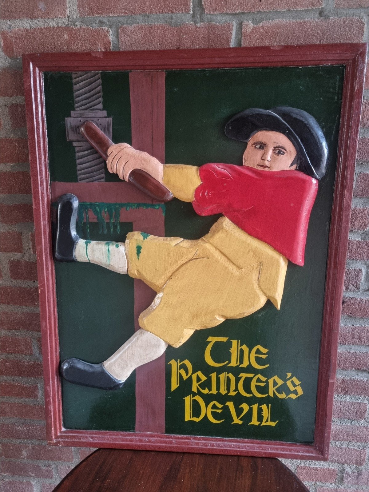 Houten reliëf 'The Printer's Devil' - 80x60cm, Antiek en Kunst, Kunst | Beelden en Houtsnijwerken, Ophalen of Verzenden