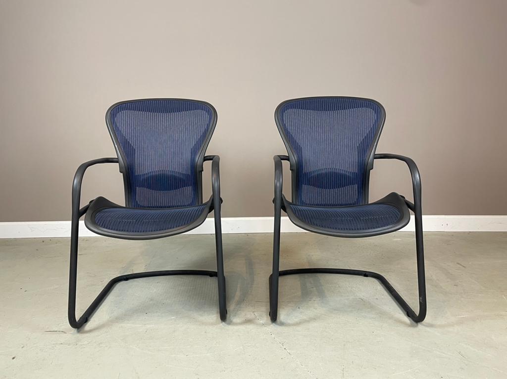 Herman Miller stoelen met Aeron rugleuning en zitting ZGAN, Ophalen, Zo goed als nieuw, Blauw, Twee