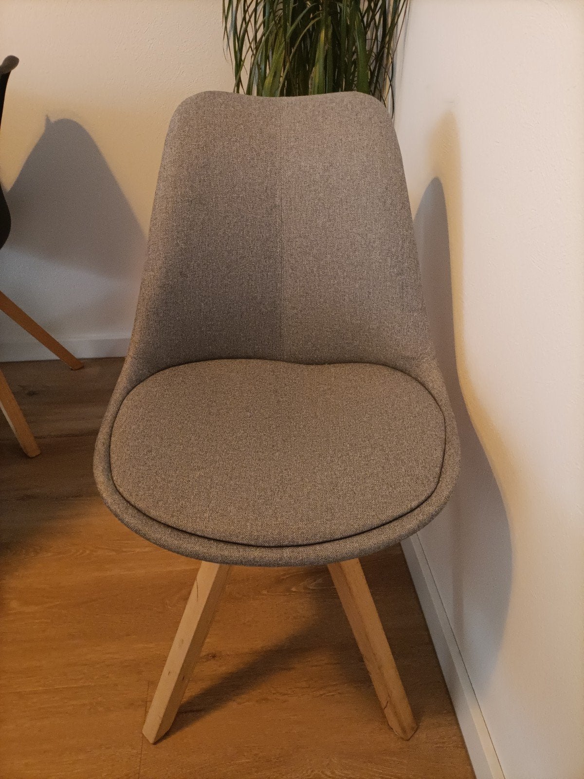 2 kuipstoelen (1 met kapotte zitting), Ophalen, Gebruikt, Wit