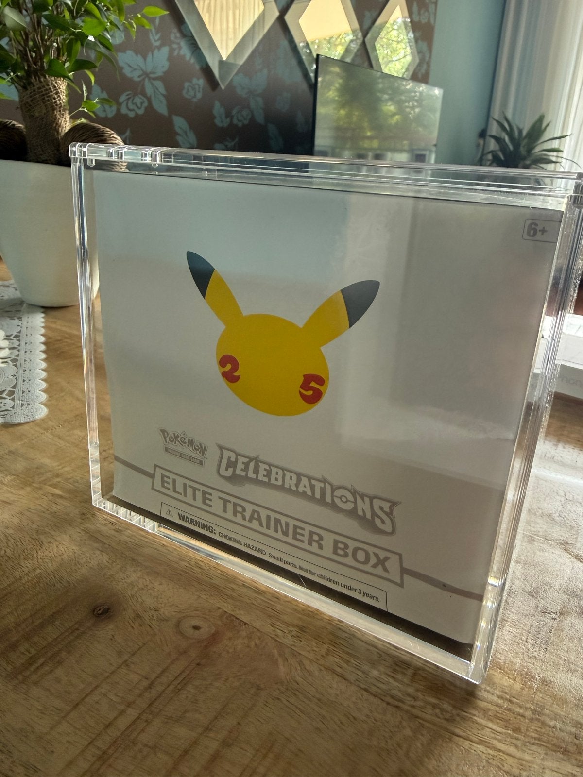 Pokémon Celebrations Elite Trainer Box (ETB)in  Acryl Case, Ophalen of Verzenden, Nieuw, Overige typen