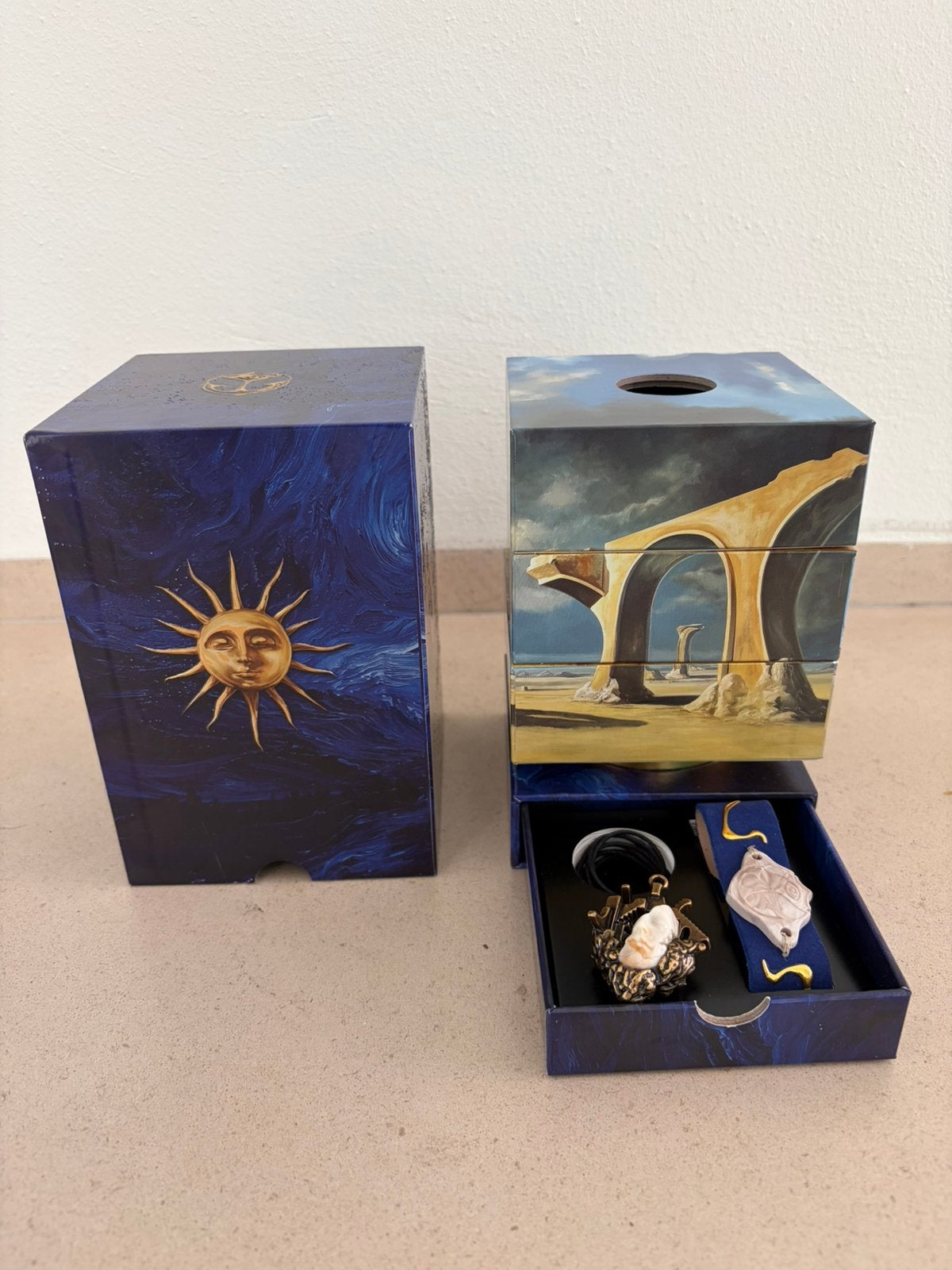 2026 Tomorrowland Treasure case + bandje+ timetable, Ophalen of Verzenden
