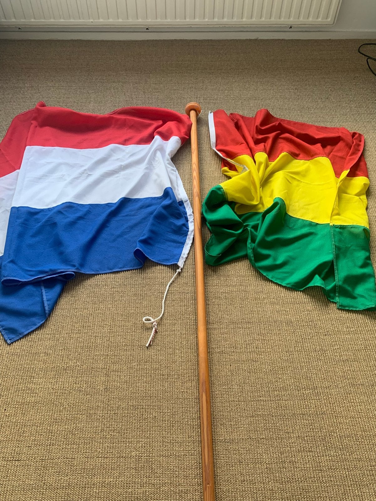 Vlaggenmast 2m met nederlandse en carnavalsvlag, Ophalen