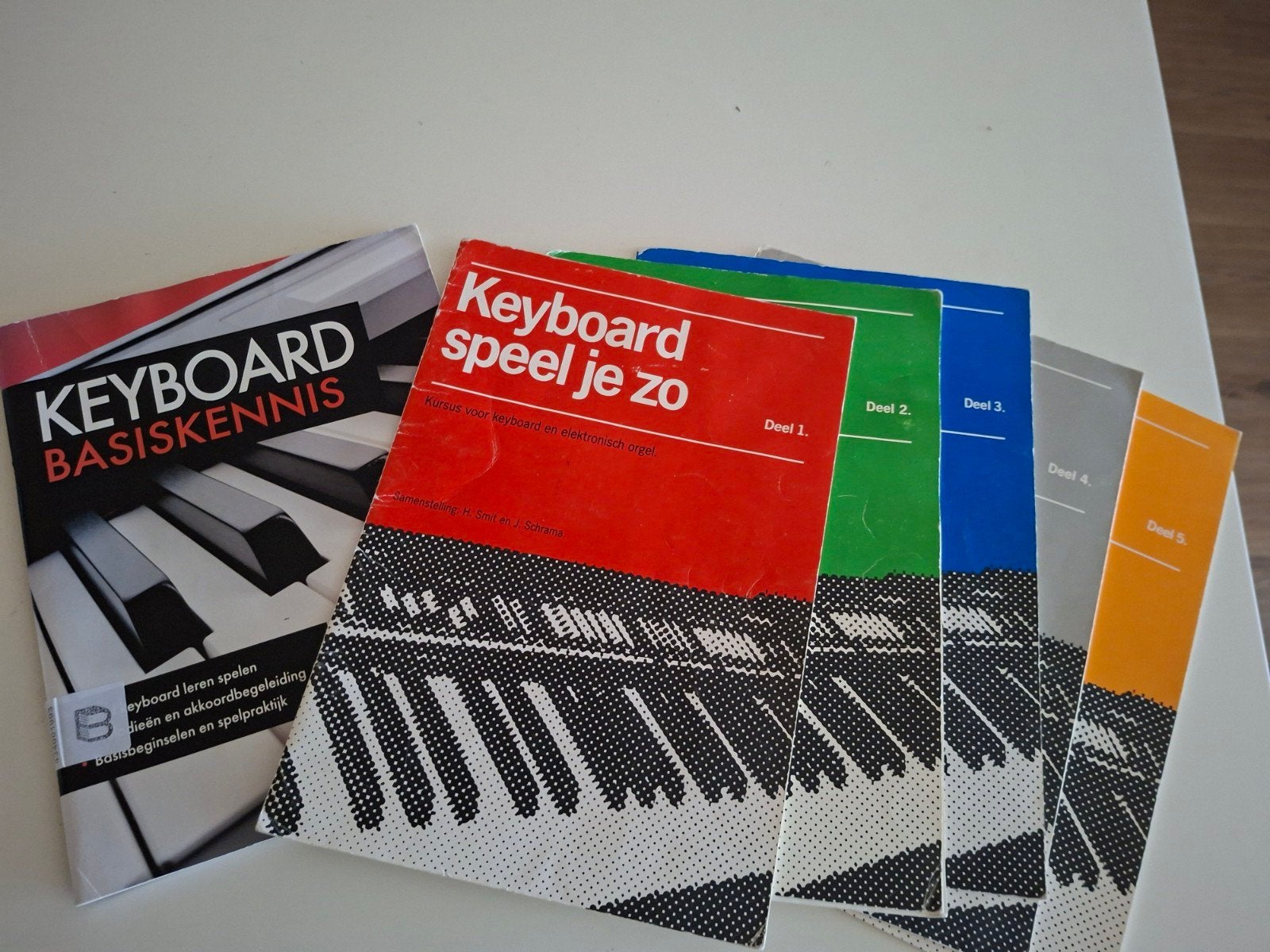 keyboard lesboeken te koop. 5 keyboard speel je zo, en nog 1, Muziek en Instrumenten, Ophalen of Verzenden, Gebruikt, 61 toetsen