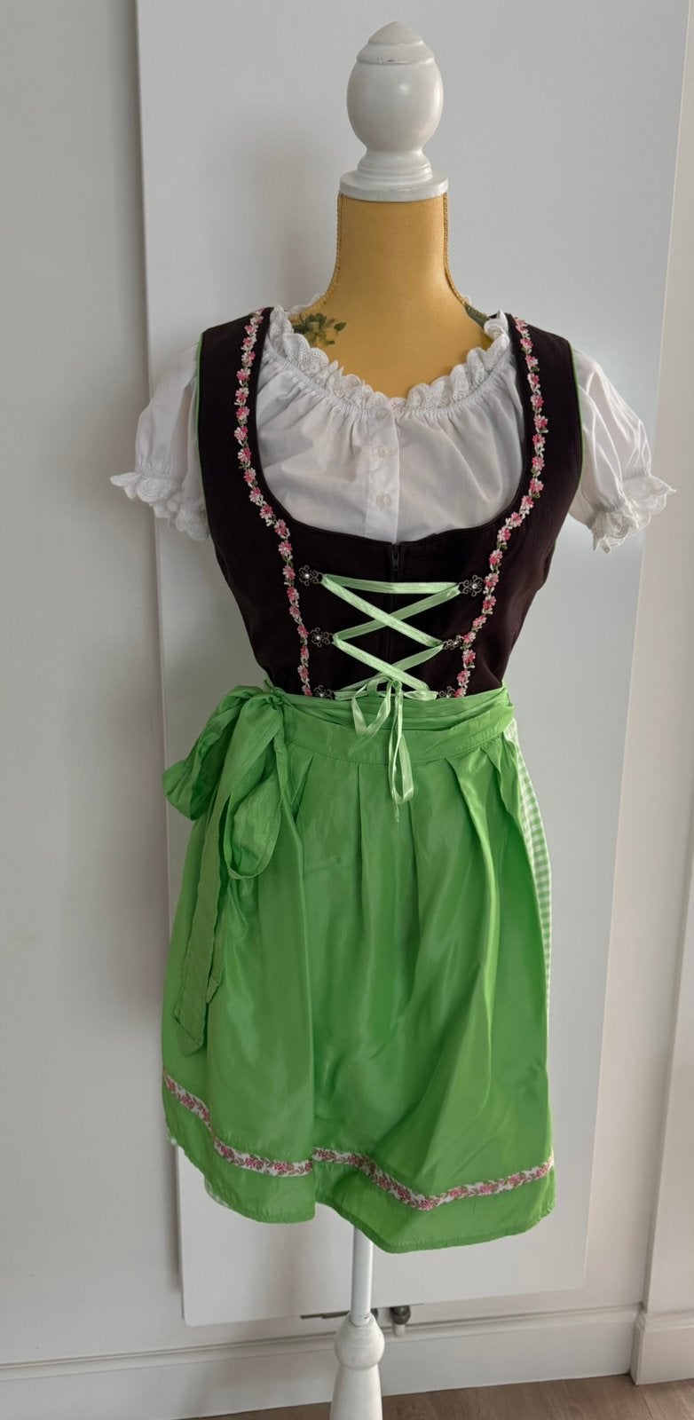 Tiroler dirndl maat 44 met short van Stockerpoint, Ophalen of Verzenden, Zo goed als nieuw, Maat 42/44 (L), Carnaval