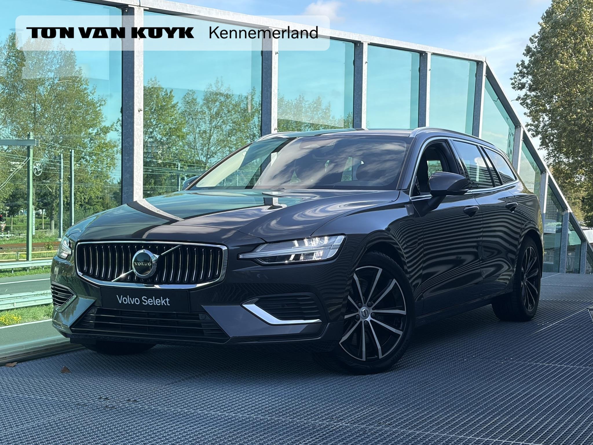 Volvo V60 2.0 T6 Plug-in hybrid AWD Essential Bright PHEV Au, Auto's, Automaat, Stof, Gebruikt, 180 min