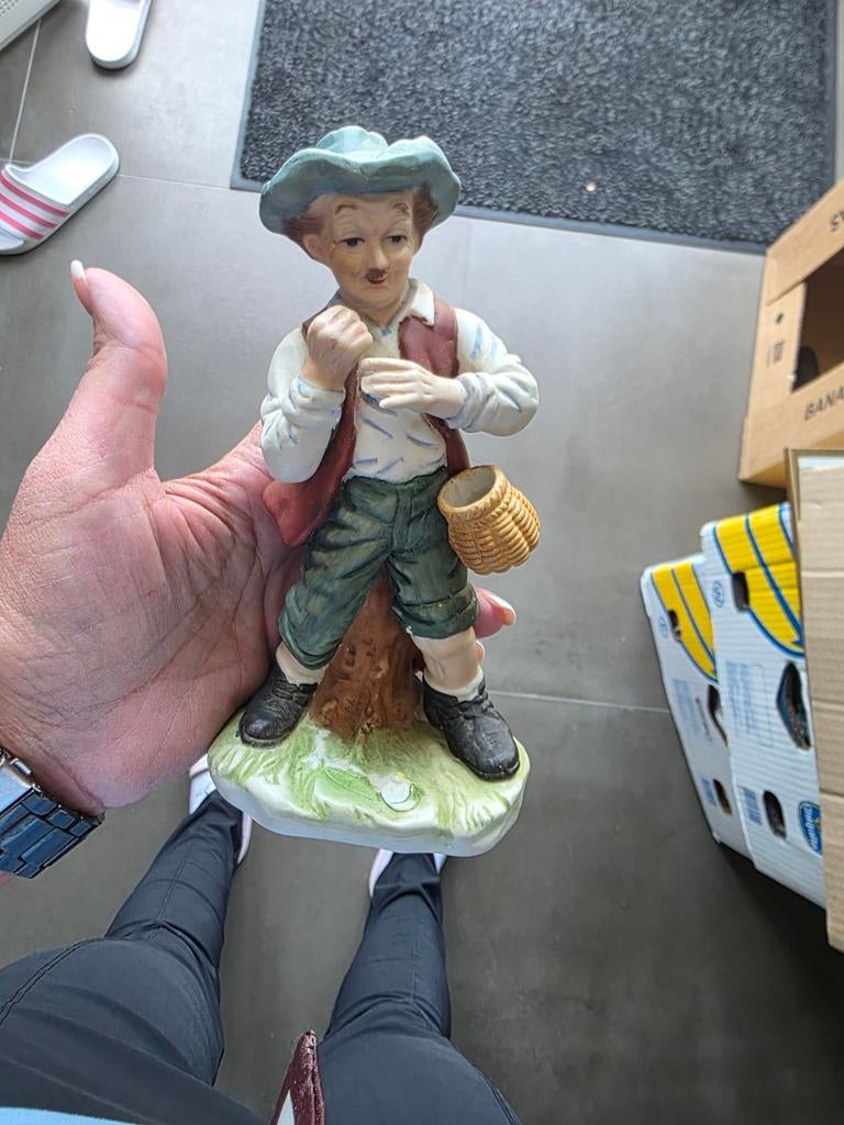 Vintage beeldje visser jongen met mandje, Ophalen of Verzenden, Gebruikt