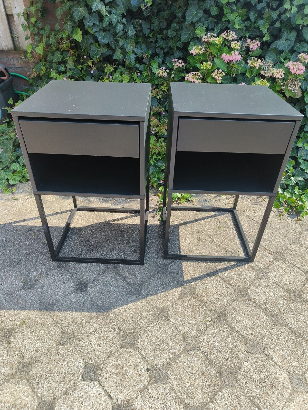 Set van 2 zwarte nachtkastjes IKEA VIKHAMMER met lade, Huis en Inrichting, Slaapkamer | Nachtkastjes, Ophalen, Gebruikt, Minder dan 45 cm