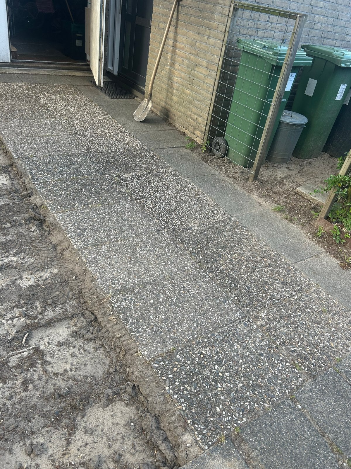 Gratis Grint- en betontegels 60x30 cm (ca. 40 stuks), Tuin en Terras, Tegels en Klinkers, Ophalen, Gebruikt, 5 tot 10 m², Beton