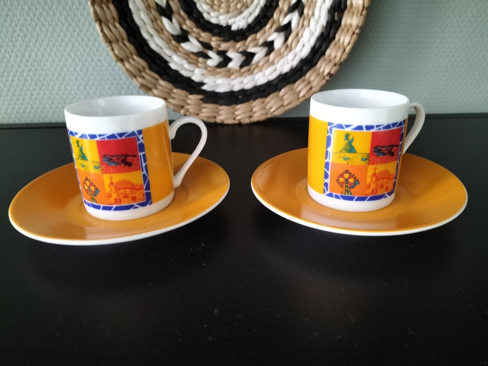 2 Espresso kop en schotels Jordi Nogués / Gaudí Vintage, Overige merken, Ophalen of Verzenden, Zo goed als nieuw, Overige stijlen