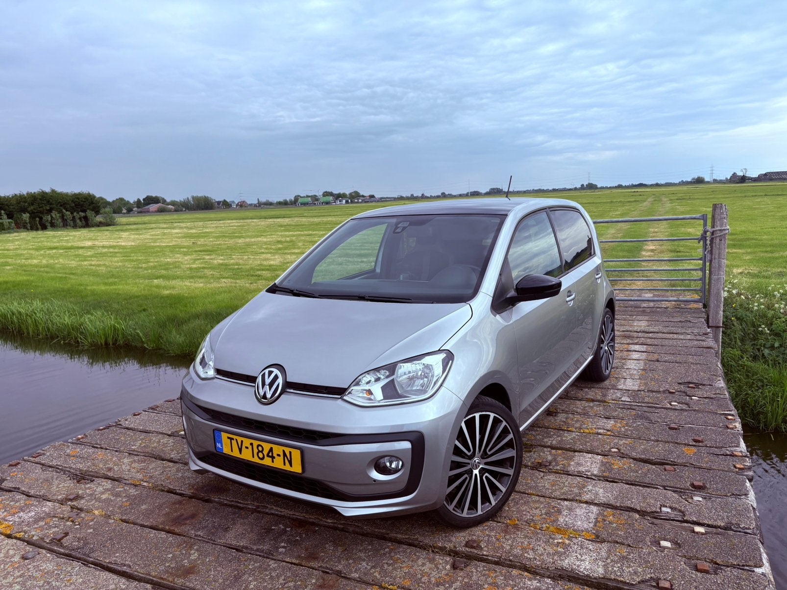 Volkswagen up! 1.0 BMT High Up | 60PK 44KW Stoelver. 17 inch, Auto's, Voorwielaandrijving, Stof, Origineel Nederlands, 24 km/l