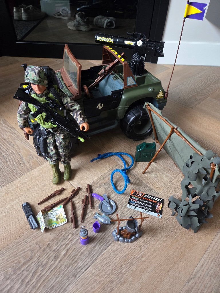 Vinted ActionMan Survival Base Camp met 4x4 jeep, Verzamelen, Speelgoed, Ophalen of Verzenden, Gebruikt