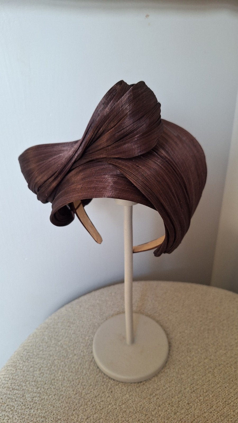 Bruine Abaca Zijde Fascinator, Ophalen of Verzenden, Nieuw, One size fits all, Hoed