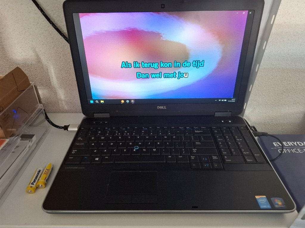 Karaoke set met beeldscherm en laptop, Ophalen, Zo goed als nieuw, Complete set
