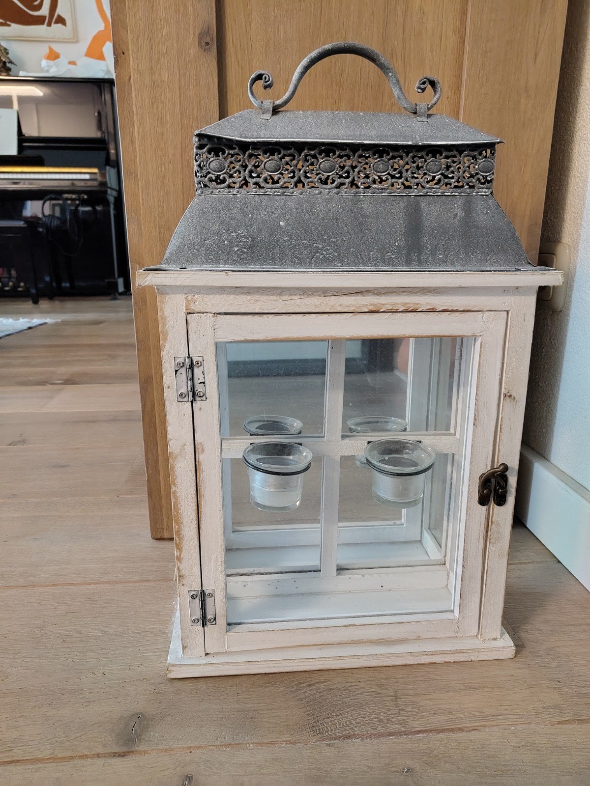 Decoratieve houten lantaarn met metalen dak, Ophalen