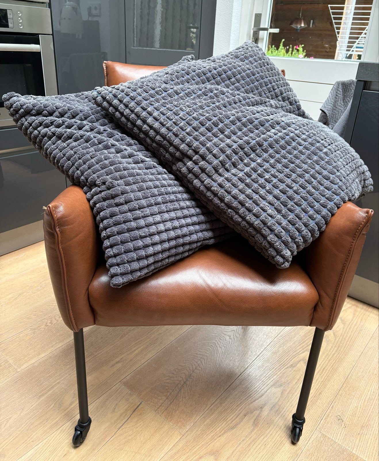 Set van 2 Antracietgrijze Sierkussens 60x60cm 3D-Noppen, Inclusief binnenkussen, Vierkant, Ophalen of Verzenden, Zo goed als nieuw
