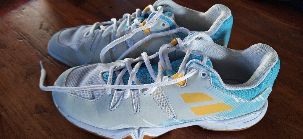 Badminton schoenen, Ophalen of Verzenden, Zo goed als nieuw, Schoenen