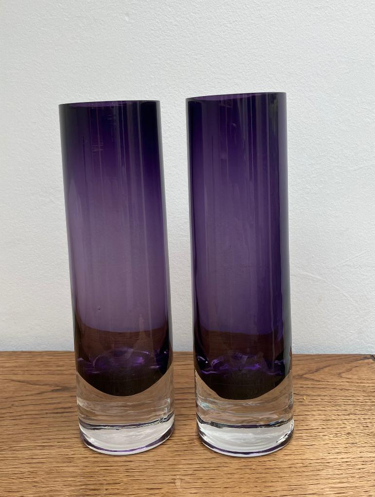 Twee paars violet glazen cilinder vazen, Overige kleuren, Ophalen of Verzenden, Minder dan 50 cm, Glas