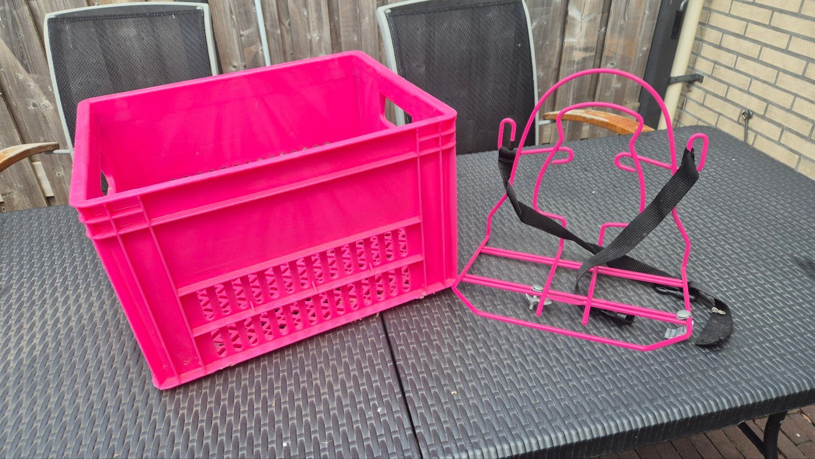 Roze fietsmand met krat - Gebruikt, Fietsen en Brommers, Fietsaccessoires | Aanhangers en Karren, Ophalen of Verzenden, Gebruikt