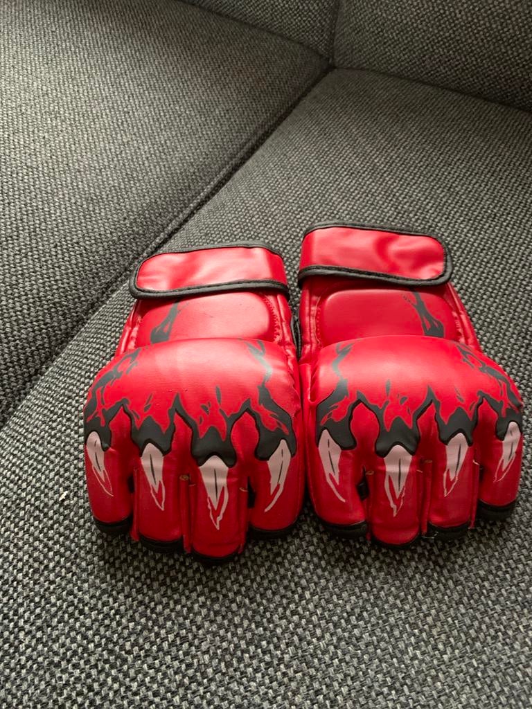 Rode MMA handschoenen met klauwprint, Ophalen of Verzenden, Gebruikt, Overige, Vechtsportbescherming