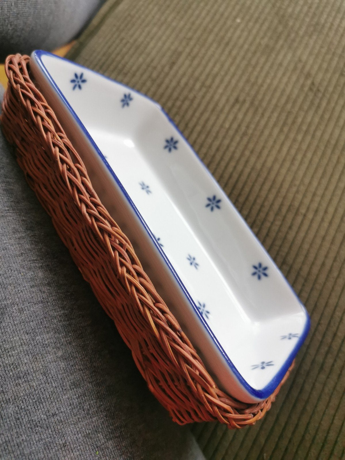 Keramieken schaal in rieten mand - Blauw/Wit bloemmotief, Porselein of Keramiek, Schaal, Ophalen of Verzenden, Zo goed als nieuw