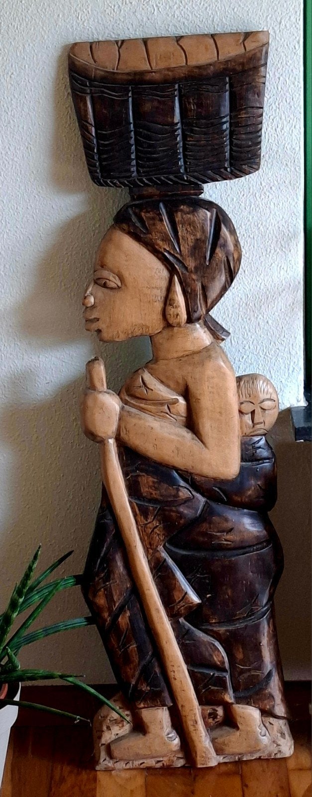 Houten Afrikaans beeld van vrouw met kind, Hout, Gesneden, Bruin, Afrika