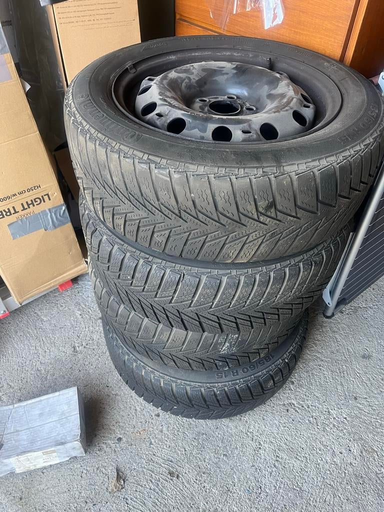 VW wielen ET38 6Jx met winterbanden, wieldoppen en bouten, Auto-onderdelen, Banden en Velgen, Ophalen, Gebruikt, 15 inch, Banden en Velgen