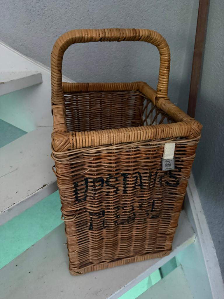 Vintage rieten trap mand met tekst 'UPSTAIRS', Ophalen of Verzenden