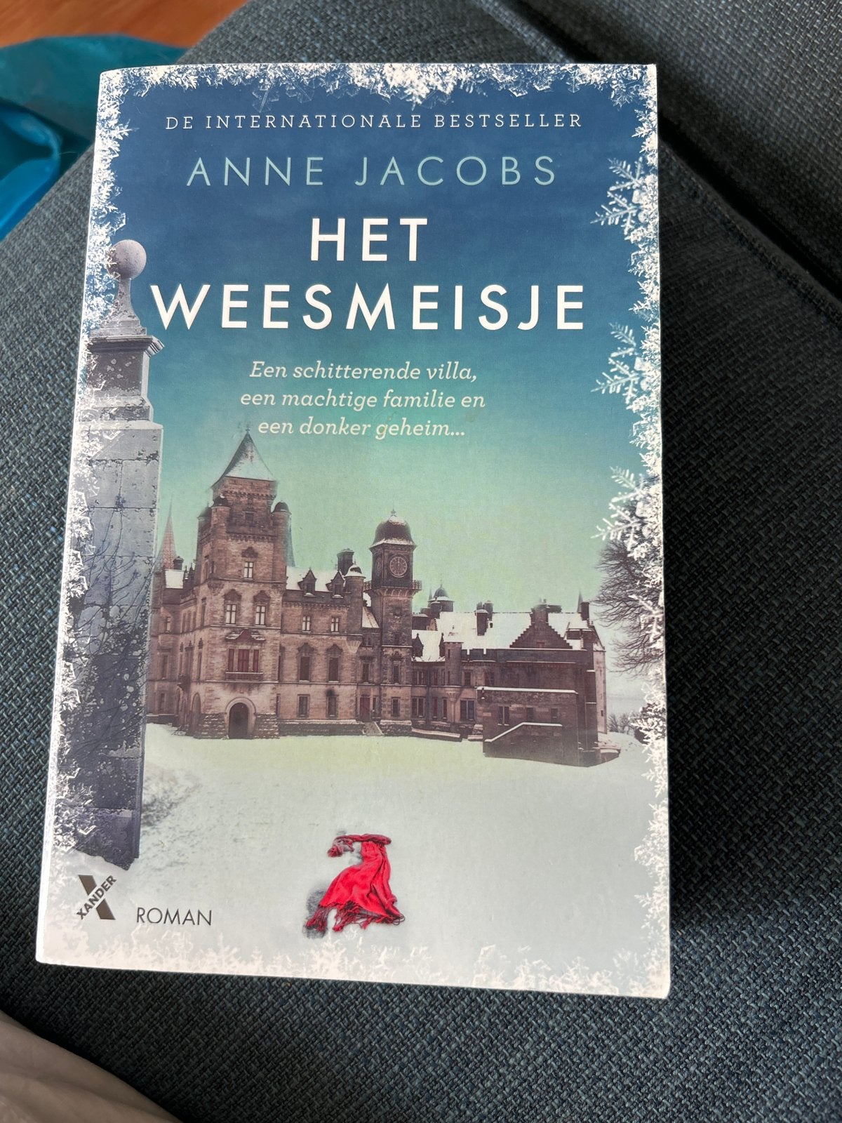 Het Weesmeisje - Anne Jacobs (Internationale Bestseller), Boeken, Romans, Gelezen, Europa overig, Ophalen of Verzenden