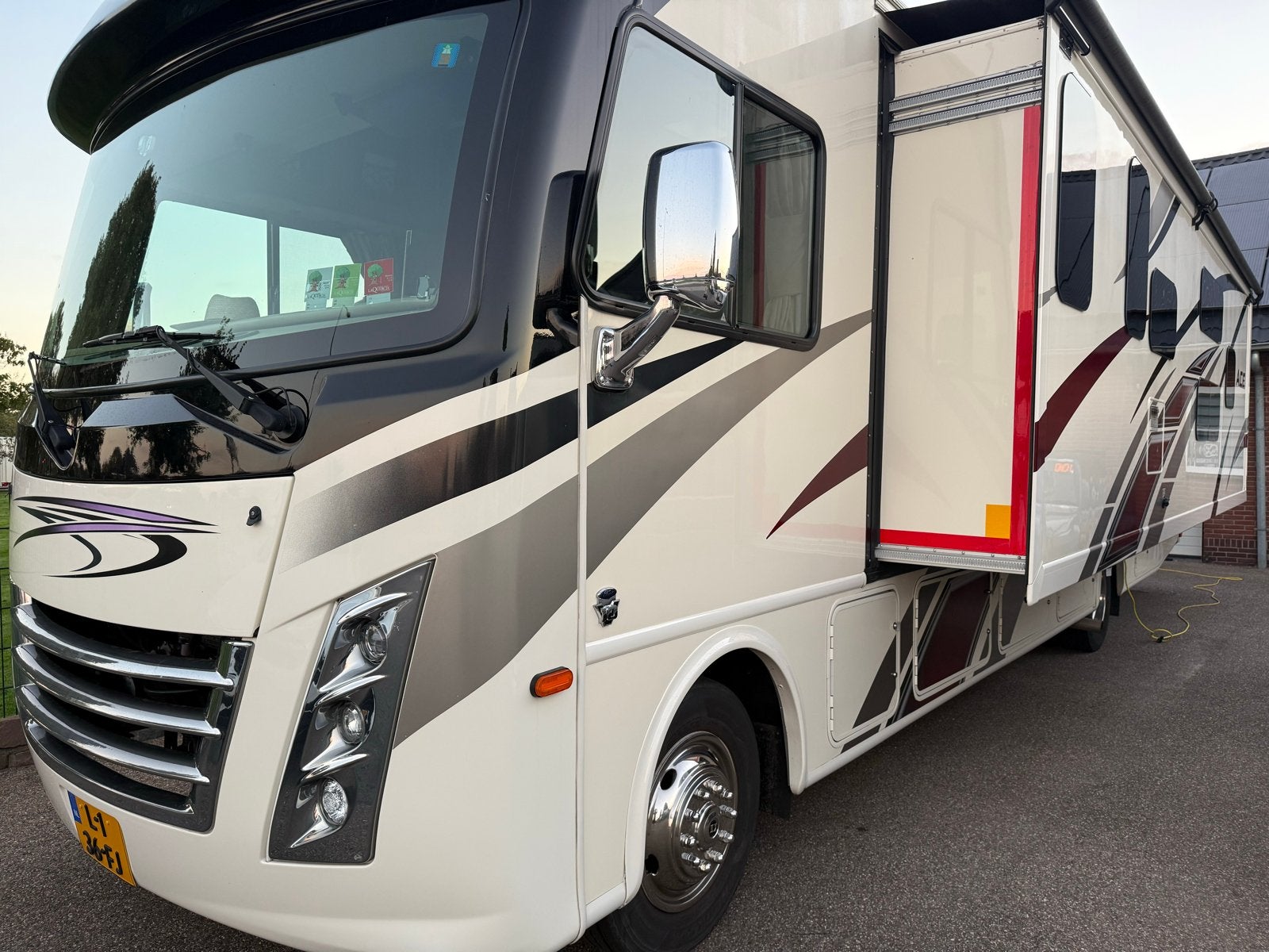 Thor Ace 32.3 - Luxe Camper met 9 Slaapplaatsen en Veel Extr, Chemisch toilet, Ringverwarming, 10 meter en meer, Treinzit